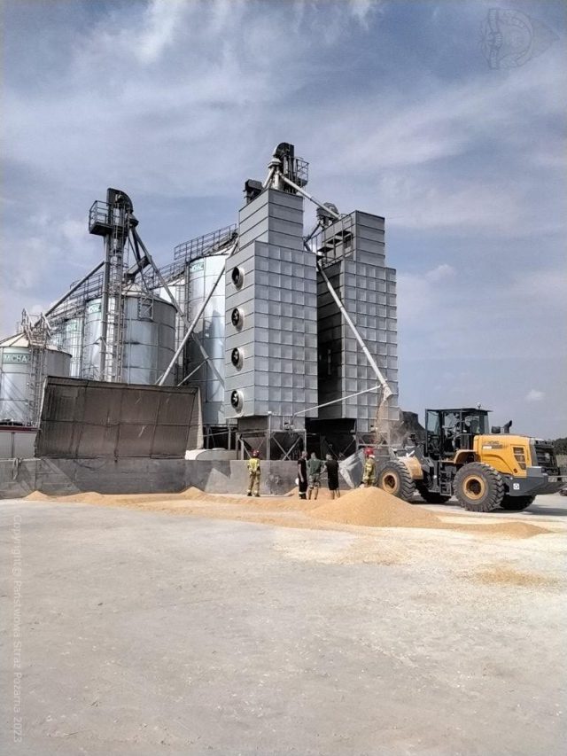 Pożar w suszarni zboża. Kilka zastępów straży pożarnej w akcji (zdjęcia)