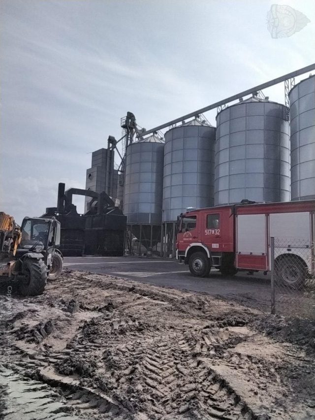 Pożar w suszarni zboża. Kilka zastępów straży pożarnej w akcji (zdjęcia)