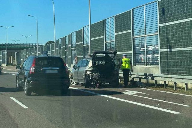 Zasnął za kierownicą renaulta, uderzył w peugeota. Kolizja na drodze ekspresowej (zdjęcia)