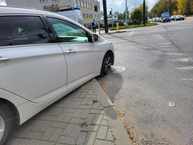 Zignorowanie wskazań sygnalizacji świetlnej przyczyną zderzenia hyundaia z citroenem. Są utrudnienia w ruchu (zdjęcia)