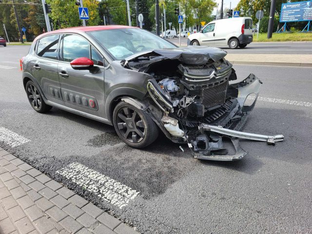 Zignorowanie wskazań sygnalizacji świetlnej przyczyną zderzenia hyundaia z citroenem. Są utrudnienia w ruchu (zdjęcia)