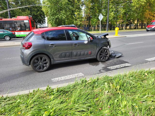 Zignorowanie wskazań sygnalizacji świetlnej przyczyną zderzenia hyundaia z citroenem. Są utrudnienia w ruchu (zdjęcia)