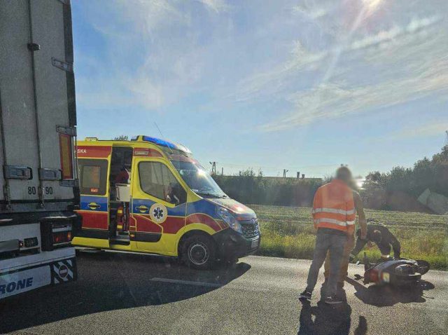 Zderzenie ciężarówki ze skuterem na trasie Kock – Radzyń Podlaski (zdjęcia)
