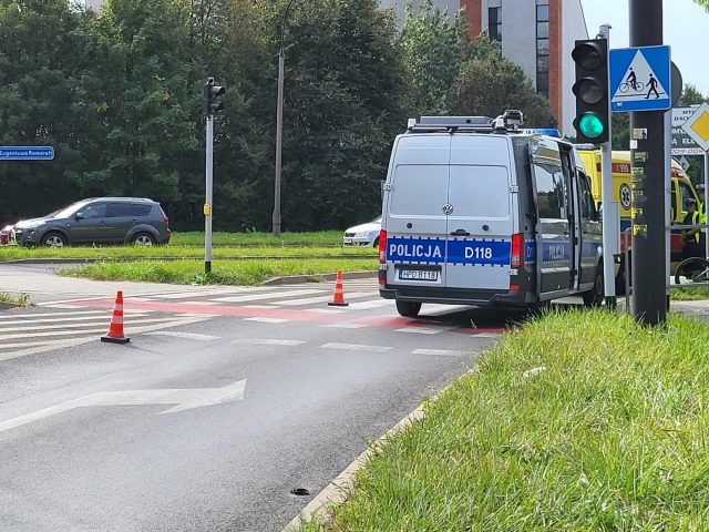 Wjechał rowerem w bok toyoty, trafił do szpitala. Na miejscu pracują policjanci (zdjęcia)