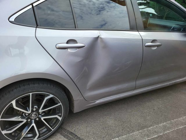 Wjechał rowerem w bok toyoty, trafił do szpitala. Na miejscu pracują policjanci (zdjęcia)