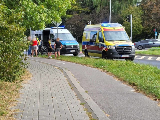 Wjechał rowerem w bok toyoty, trafił do szpitala. Na miejscu pracują policjanci (zdjęcia)