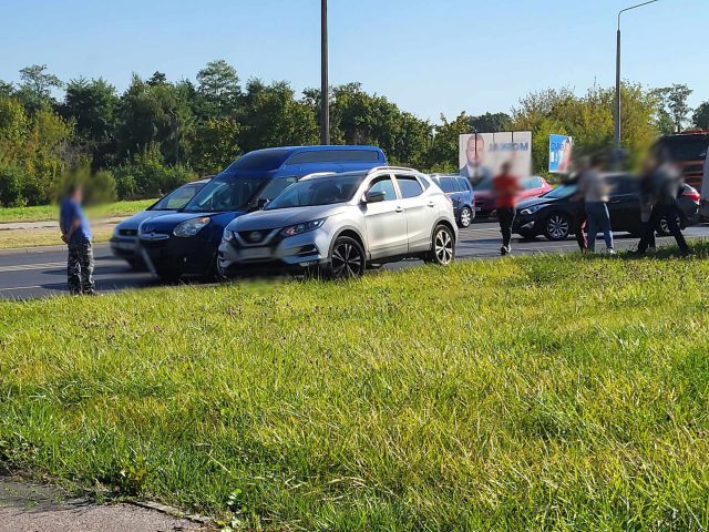 Wjechał w przyczepkę, uderzył w nissana. Zderzenie pojazdów przed przejściem dla pieszych (zdjęcia)