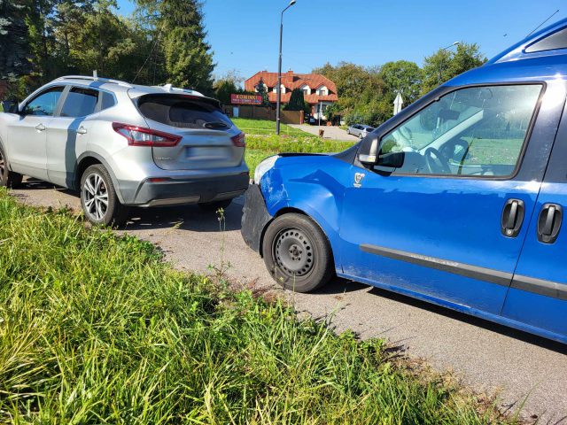 Wjechał w przyczepkę, uderzył w nissana. Zderzenie pojazdów przed przejściem dla pieszych (zdjęcia)