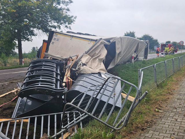 Ciężarówka wjechała do rowu na drodze krajowej nr 17. Utrudnienia w ruchu na trasie Piaski – Krasnystaw (zdjęcia)