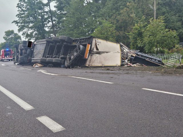 Ciężarówka wjechała do rowu na drodze krajowej nr 17. Utrudnienia w ruchu na trasie Piaski – Krasnystaw (zdjęcia)