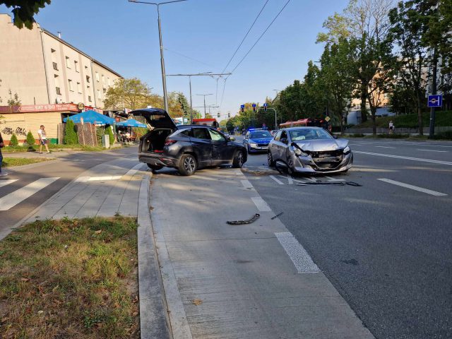 Jeden jechał buspasem, drugi chciał na niego wjechać. Hyundai zderzył się z peugeotem (zdjęcia)