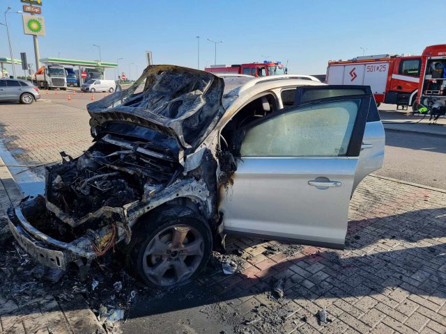 Ford stanął w płomieniach. Ogień uszkodził zaparkowaną obok skodę (zdjęcia)