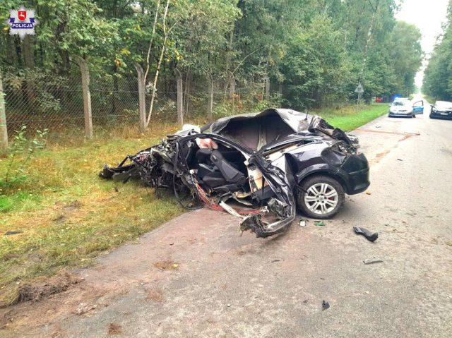 Opel uderzył w drzewo, kierowca wypadł z auta. 21-latek zginął na miejscu (zdjęcia)