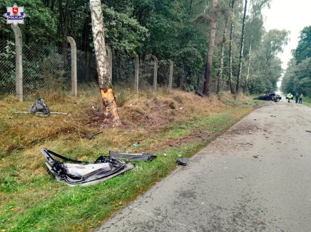 Opel uderzył w drzewo, kierowca wypadł z auta. 21-latek zginął na miejscu (zdjęcia)