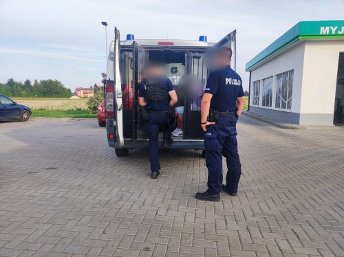 Najpierw wpadli na kradzieży w Biedronce, potem na jeździe po pijanemu. Zatrzymał ich kierowca ciężarówki (zdjęcia)