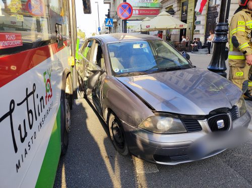 Wjechał pod autobus komunikacji miejskiej. Kierowca z pasażerem uciekli pieszo (zdjęcia)