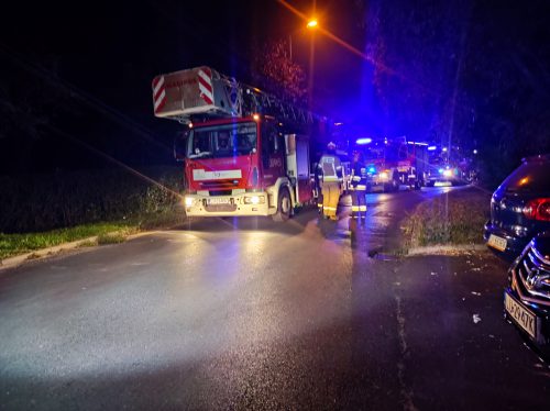 Pożar w bloku, dziesiątki osób ewakuowanych. Ogień pojawił się w piwnicy (zdjęcia)