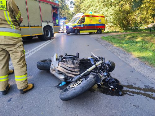 Zderzenie motocyklisty z volkswagenem. Jedna osoba ranna, droga jest zablokowana (zdjęcia)