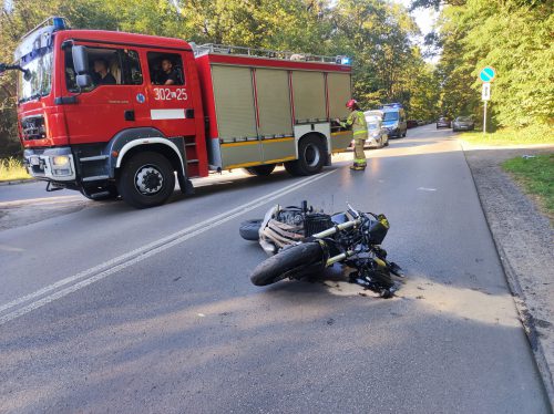 Zderzenie motocyklisty z volkswagenem. Jedna osoba ranna, droga jest zablokowana (zdjęcia)