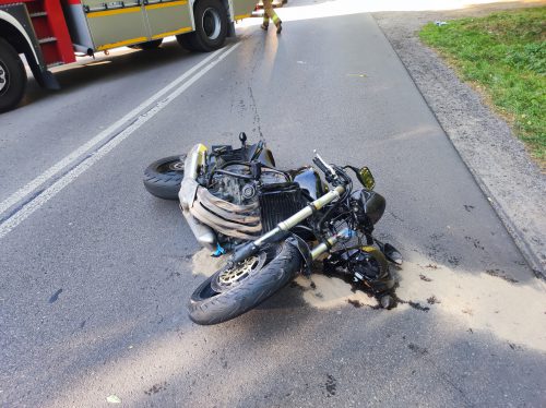Zderzenie motocyklisty z volkswagenem. Jedna osoba ranna, droga jest zablokowana (zdjęcia)