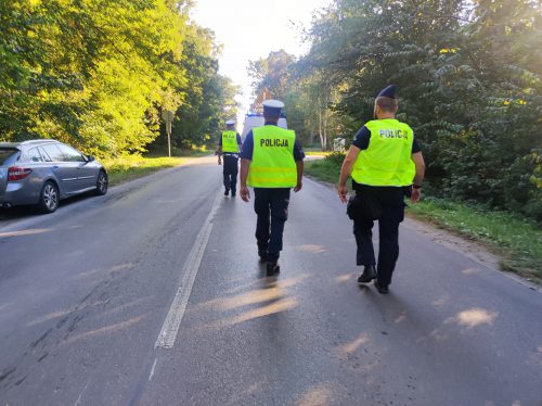 Zderzenie motocyklisty z volkswagenem. Jedna osoba ranna, droga jest zablokowana (zdjęcia)