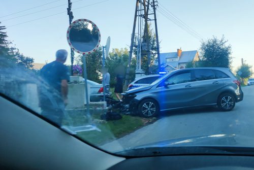 Na lokalnej drodze volvo zderzyło się z mercedesem. Jedno z aut uderzyło w kapliczkę (zdjęcia)