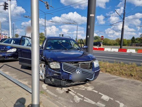 Kolejny kierowca wjechał w tym miejscu na czerwonym. Zderzyły się dwa volkswageny (zdjęcia)