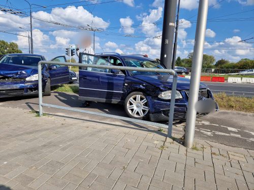 Kolejny kierowca wjechał w tym miejscu na czerwonym. Zderzyły się dwa volkswageny (zdjęcia)