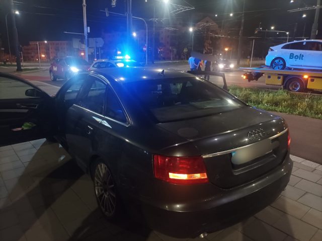 Nocne zderzenie dwóch aut na rondzie. Pojazdami kierowali obywatele Ukrainy (zdjęcia)