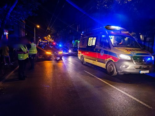 Małe dziecko wbiegło wprost pod jadące auto. Ulica jest całkowicie zablokowana (zdjęcia)