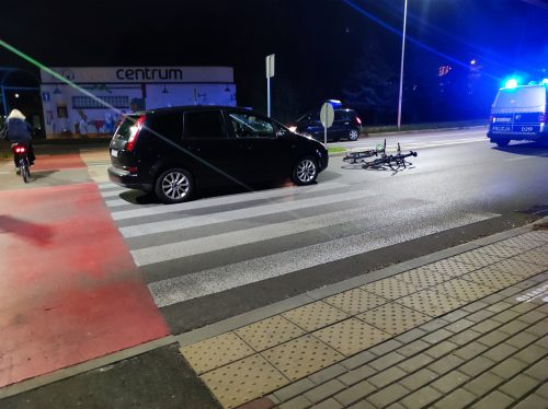 Nie zauważył jadących rowerzystów. Potrącenie dwóch cyklistów na drodze dla jednośladów (zdjęcia)