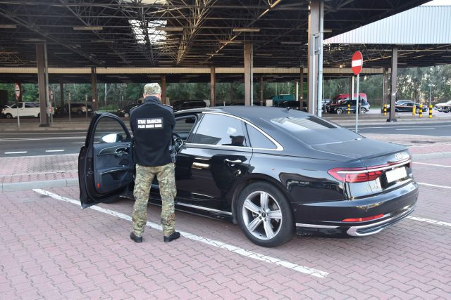 Luksusowy samochód za prawie pół miliona złotych odzyskany na granicy (zdjęcia)