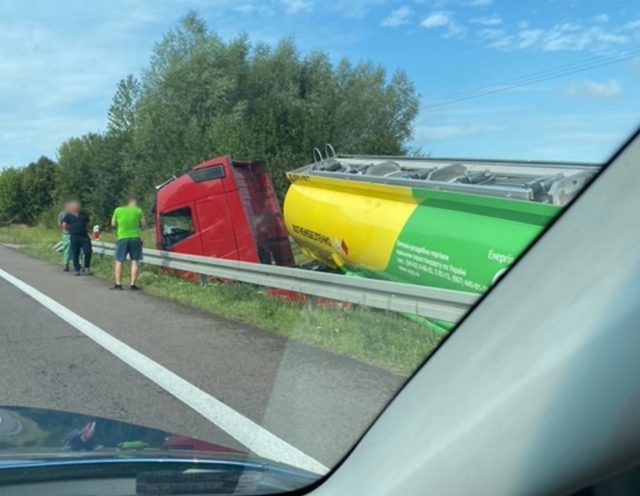 Ciężarówka wypadła z drogi i zjechała do rowu na trasie Piaski – Chełm (zdjęcia)