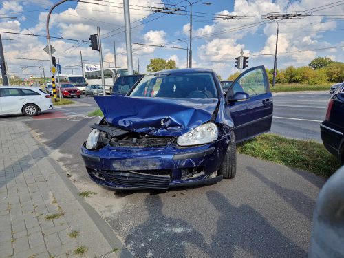 Kolejny kierowca wjechał w tym miejscu na czerwonym. Zderzyły się dwa volkswageny (zdjęcia)