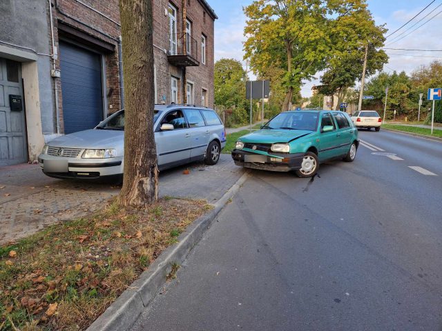 Chciał uniknąć czołowego zderzenia, zjechał na chodnik. Zderzyły się dwa volkswageny, potrącony został mężczyzna (zdjęcia)