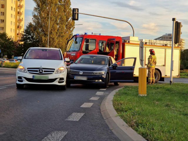 Zderzenie volkswagena z mercedesem na rondzie. Obie panie zapewniają, że miały zielone (zdjęcia)