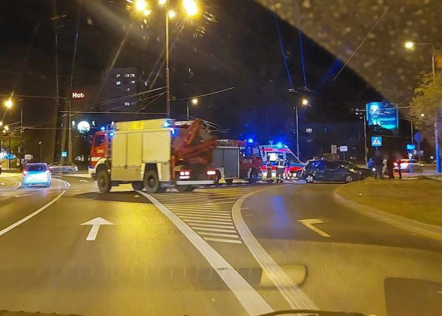 Kolejne zderzenie dwóch aut na rondzie Mohyły. Na miejscu ratownicy medyczni i strażacy (zdjęcia)