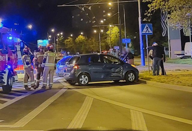 Kolejne zderzenie dwóch aut na rondzie Mohyły. Na miejscu ratownicy medyczni i strażacy (zdjęcia)