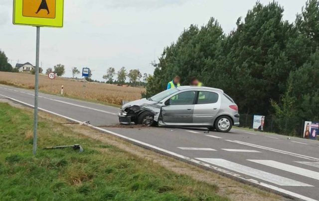 Dwa auta rozbite, trzy osoby poszkodowane. Wypadek na drodze wojewódzkiej (zdjęcia)