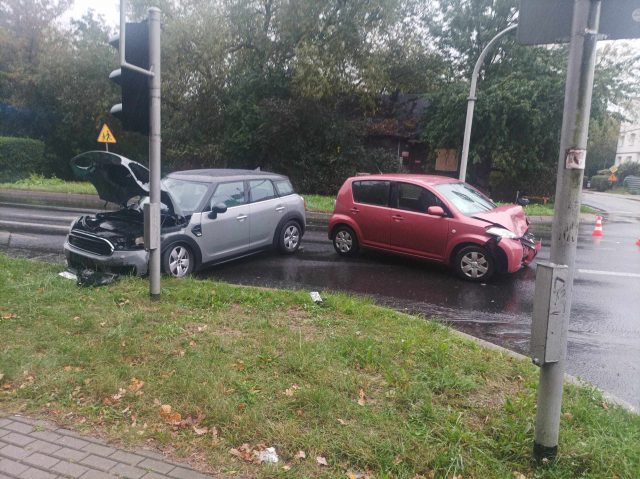 Obie miały zielone, jednak jedna powinna się zatrzymać. Zderzenie mini z daihatsu na skrzyżowaniu (zdjęcia)