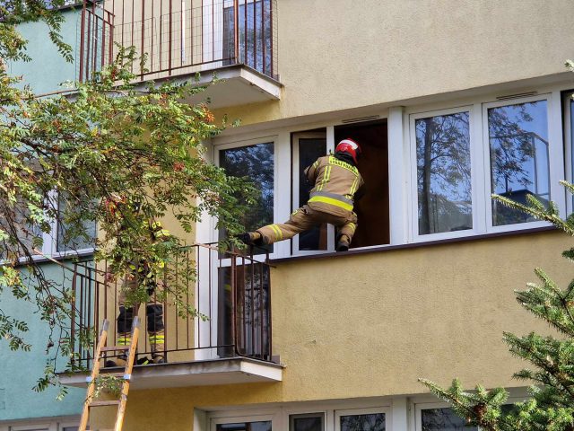 Mieszkańcy poczuli odór od sąsiada, wezwali służby. W mieszkaniu znaleziono zwłoki (zdjęcia)