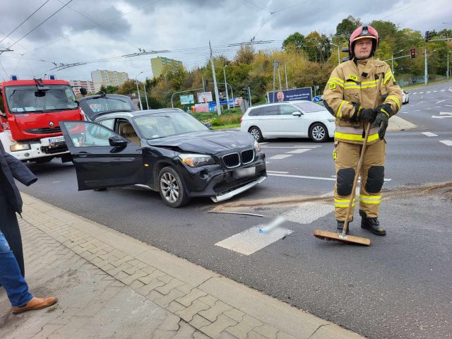 On się zatrzymał, ona nie zdołała wyhamować. Zderzenie BMW z citroenem na rondzie (zdjęcia)