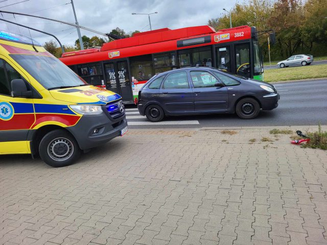 On się zatrzymał, ona nie zdołała wyhamować. Zderzenie BMW z citroenem na rondzie (zdjęcia)