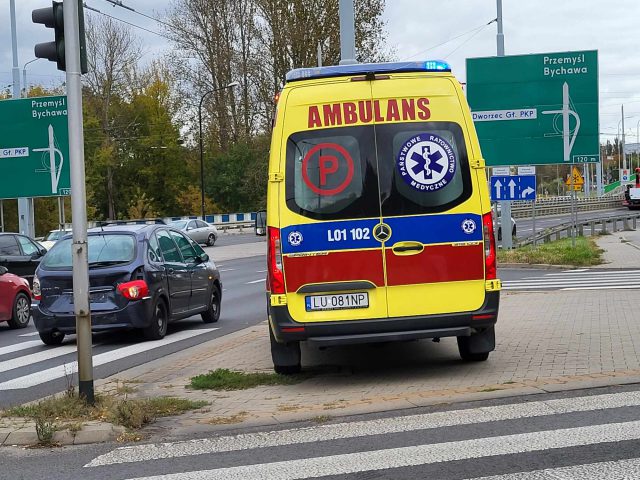 On się zatrzymał, ona nie zdołała wyhamować. Zderzenie BMW z citroenem na rondzie (zdjęcia)