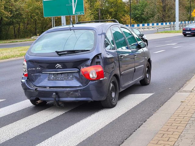 On się zatrzymał, ona nie zdołała wyhamować. Zderzenie BMW z citroenem na rondzie (zdjęcia)