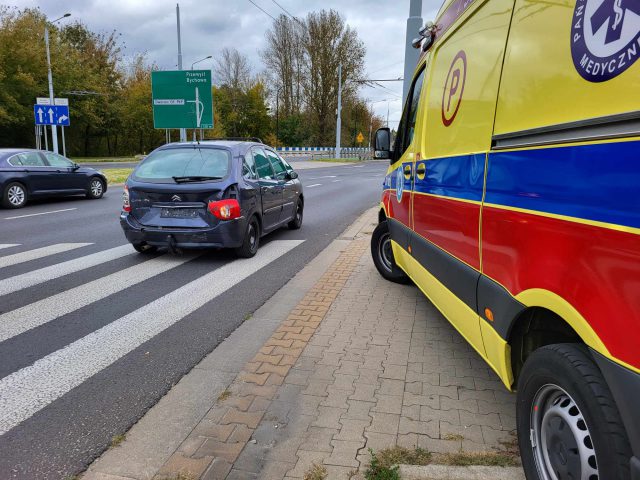 On się zatrzymał, ona nie zdołała wyhamować. Zderzenie BMW z citroenem na rondzie (zdjęcia)