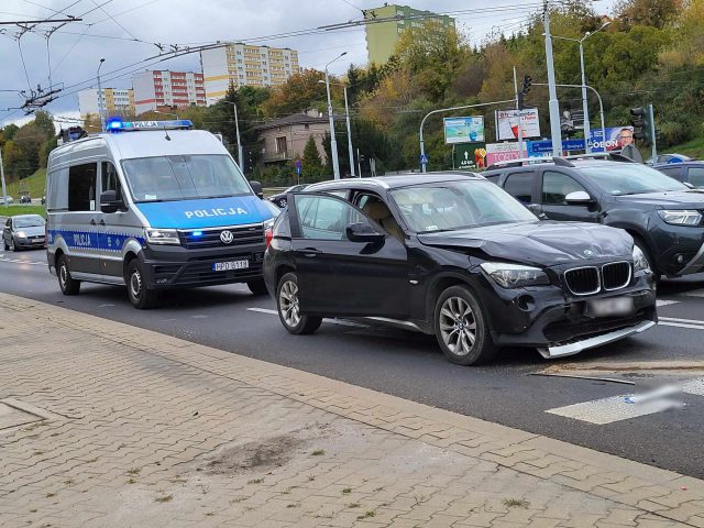 On się zatrzymał, ona nie zdołała wyhamować. Zderzenie BMW z citroenem na rondzie (zdjęcia)