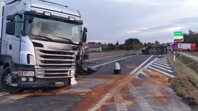 Zderzenie pojazdów zakończyło się tragicznie w skutkach. Droga jest całkowicie zablokowana (zdjęcia)