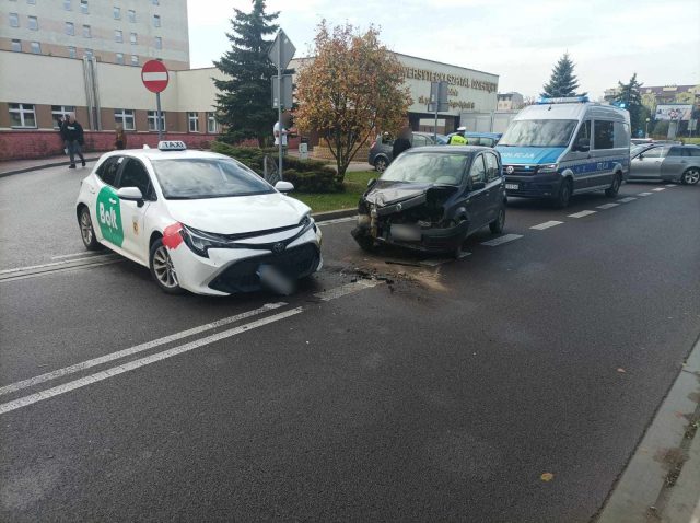 Wyjeżdżała spod szpitala, na drogę nie patrzyła. Toyota zderzyła się z fiatem (zdjęcia)