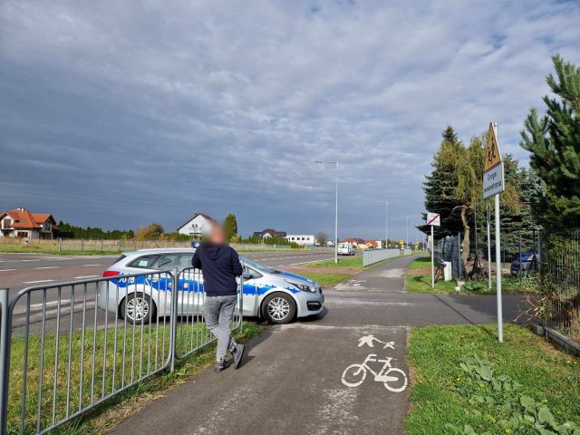 Wyjeżdżał z bocznej ulicy, wjechał w rowerzystkę. Potrącona kobieta trafiła do szpitala (zdjęcia)